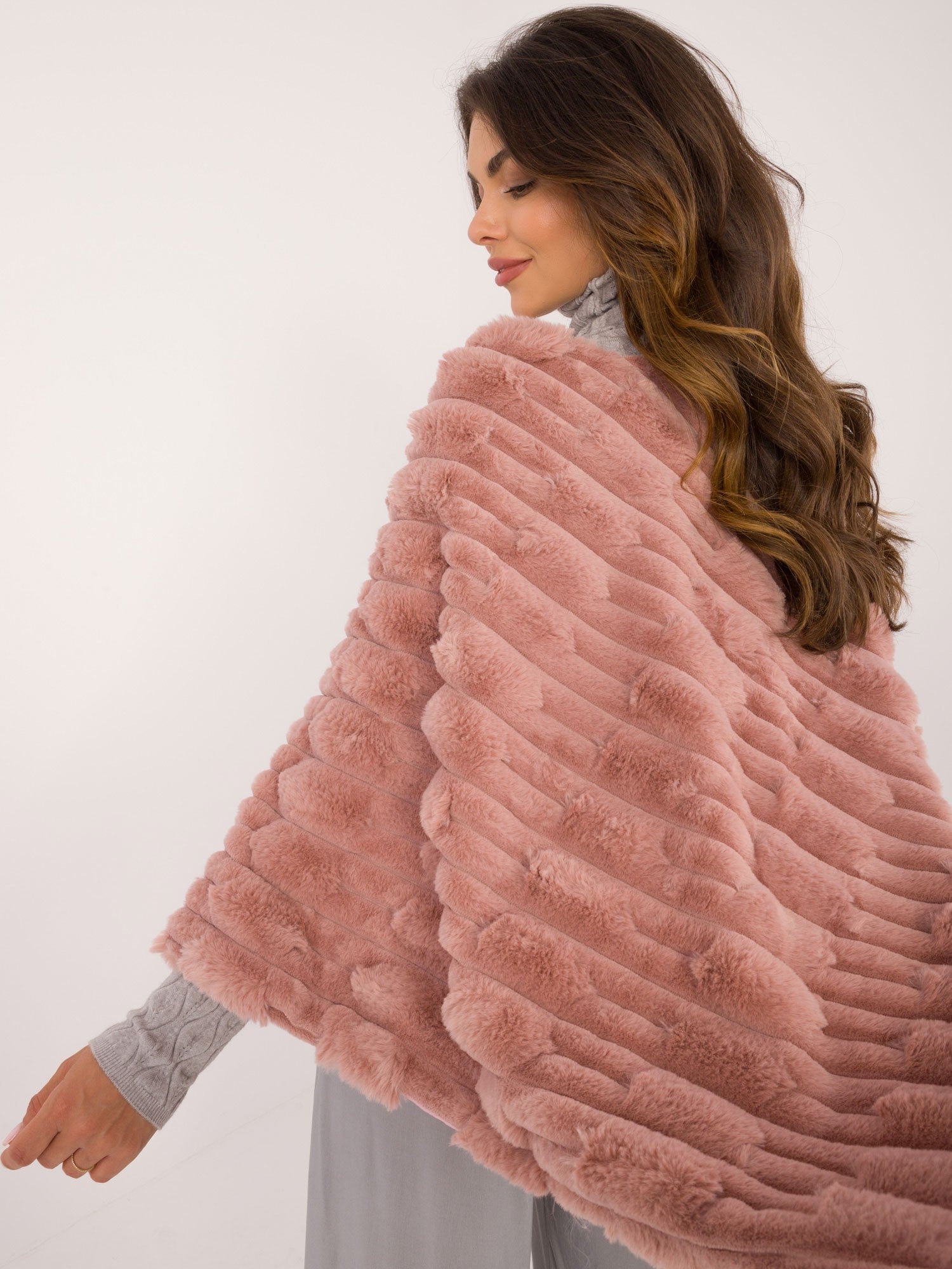 Poncho-AT-PN-2347.88-ciemny różowy